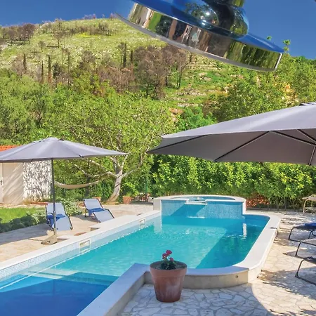 In Zrnovnica Casa de Férias *