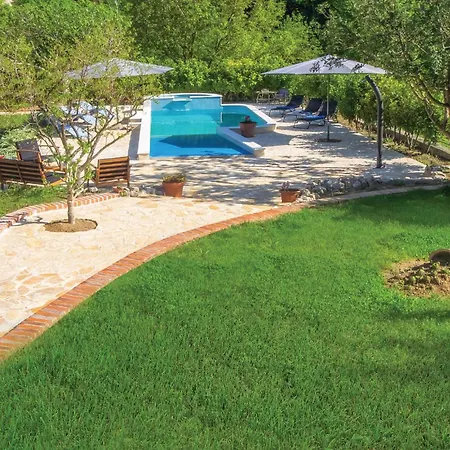 In Zrnovnica Дом отдыха *