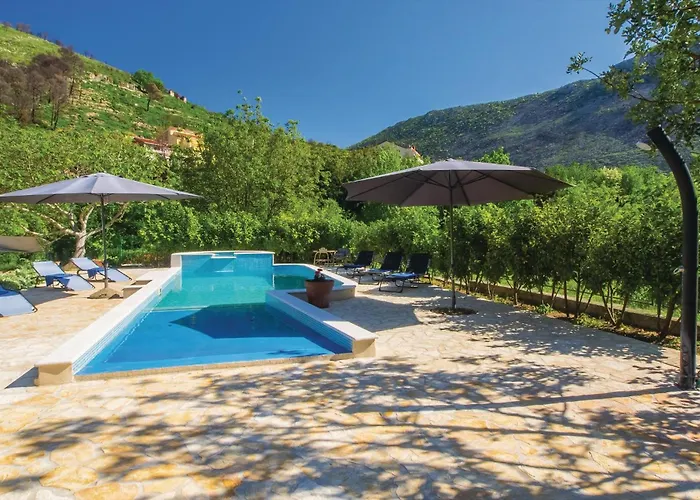 Holiday home In Zrnovnica