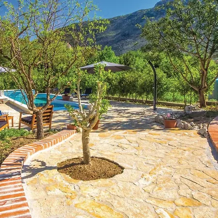 In Zrnovnica * Žrnovnica