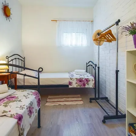 2 Bedroom Cozy In Zrnovnica Vakantiehuis *