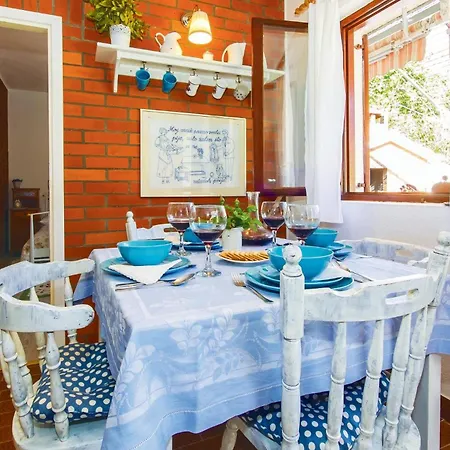 بيت للعطل 2 Bedroom Cozy In Zrnovnica *
