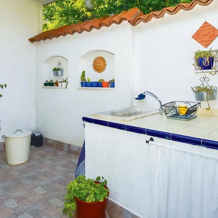 بيت للعطل 2 Bedroom Cozy In Zrnovnica