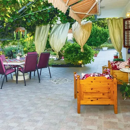 In Zrnovnica Hébergement de vacances Žrnovnica